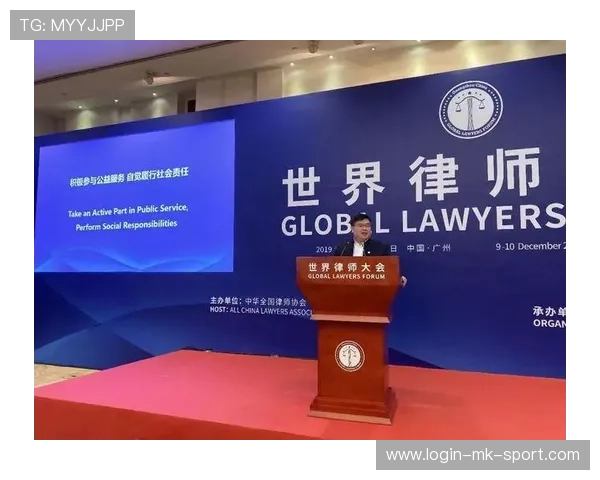 球员在场外参与公益演讲提升个人社会影响力